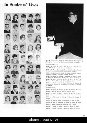 Il 1967 St. Louis Park High School Yearbook, intitolato "Echowan", cattura i momenti chiave dell'anno scolastico 1966-1967, mostrando studenti, docenti, club accademici, atletica, e vari eventi scolastici. Questo documento storico fornisce un'istantanea dell'esperienza delle scuole superiori durante questo periodo. Foto Stock