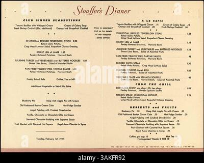 Questo menu a due piani dello Stouffer's Restaurant include un'illustrazione di copertina di cardinali e rami di bacche. Il menu offre una selezione di bistecche, pesce, piatti di pollame, dessert, frutta, e bevande. Foto Stock