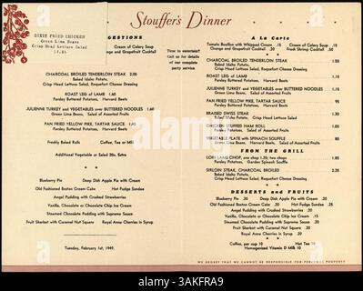 Questo menu a due piani dello Stouffer's Restaurant presenta un'illustrazione di cardinali tra rami carichi di bacche. Il menu offre bistecche, pesce, piatti di pollame, dessert, frutta, e bevande. Foto Stock