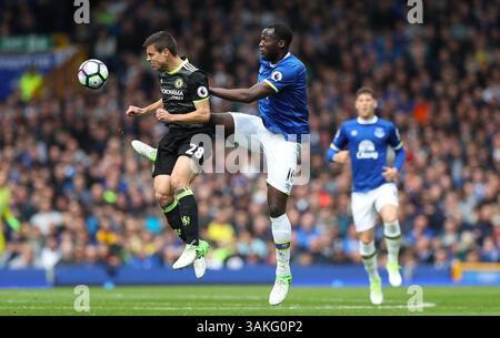 30 aprile 2017 - Liverpool, Regno Unito - Romelu Lukaku dell'Everton e Cesar Azpilicueta del Chelsea durante la partita di Premier League inglese al Goodison Park di Liverpool. Data foto: 27 aprile 2016. Il credito fotografico dovrebbe essere: Lynne Cameron/Sportimage/CSM(immagine di credito: &Copy; Lynne Cameron/CSM tramite filo ZUMA) Foto Stock