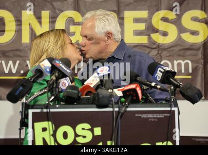 1 maggio 2017 - Miami, FL, USA - la Rep. Statunitense Ileana Ros-Lehtinen bacia suo marito, Dexter Lehtinen, a destra, sul podio dopo aver rilasciato una dichiarazione sul suo ritiro dal Congresso lunedì 1 maggio 2017 a Miami. (Immagine di credito: © Carl Juste/TNS via ZUMA Wire) Foto Stock