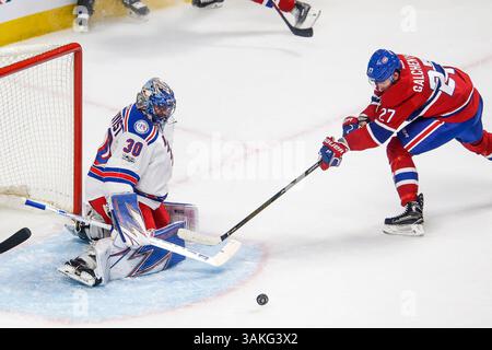 12 aprile 2017: Il portiere dei New York Rangers Henrik Lundqvist (30) risparmia sul tiro del centro dei Montreal Canadiens Alex Galchenyuk (27) durante la partita di playoff dei New York Rangers e dei Montreal Canadiens NHL al Bell Centre di Montreal, QC. New York sconfisse Montreal 2-0. John Crouch/CSM(immagine di credito: &Copy; John Crouch/Cal Sport Media/CSM tramite cavo ZUMA) Foto Stock