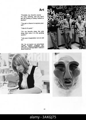 L'edizione 1973 del Lindbergh High Yearbook, 'contrails '73', commemora gli eventi e le persone che hanno definito l'anno accademico 1972-1973, tra cui la vita studentesca, gli insegnanti, gli extracurriculari e lo sport. Foto Stock