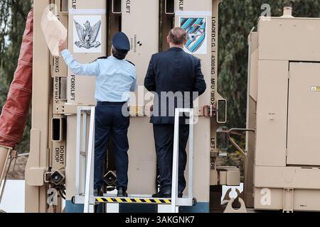 2 aprile 2017 - base aerea di Hatzor, Israele - il primo ministro BENJAMIN NETANYAHU e il comandante dell'aeronautica israeliana, il maggiore generale AMIR ESHEL, svelano gli emblemi di IAF su un lanciamissili David's Sling. L'aeronautica militare israeliana ha solennemente segnato l'integrazione operativa del sistema di difesa aerea di David Sling sviluppato sotto la supervisione del Ministero della difesa israeliano e dell'Agenzia di difesa missilistica statunitense da Israelâ Rafael e US Raytheon. Davidâ€™S Sling, un sistema di difesa missilistica in grado di difendersi da razzi di grande calibro, missili balistici a corto raggio, proiettili guidati, missili da crociera, aerei e. Foto Stock
