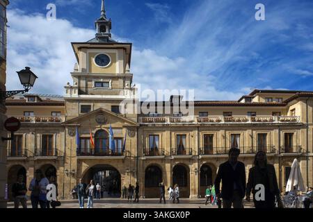 15 giugno 2016 - Spagna - Palazzo storico artistico municipale nel centro di Oviedo, Asturie, Spagna. Una delle fermate del treno di lusso Transcantabrico Gran Lujo. (Immagine di credito: © Sergi Reboredo via ZUMA Wire) Foto Stock