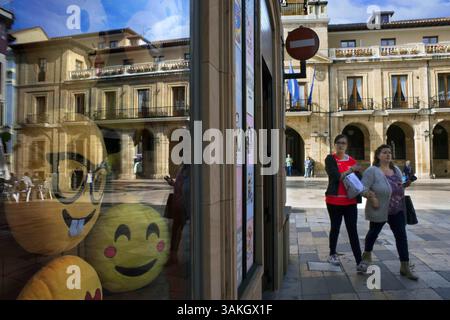 15 giugno 2016 - Spagna - Palazzo storico artistico municipale nel centro di Oviedo, Asturie, Spagna. Una delle fermate del treno di lusso Transcantabrico Gran Lujo. (Immagine di credito: © Sergi Reboredo via ZUMA Wire) Foto Stock