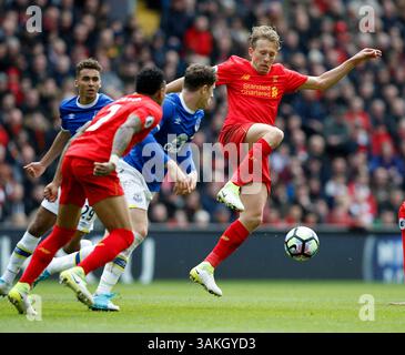 1 aprile 2017 - Liverpool, Regno Unito - Lucas Leiva di Liverpool vince la palla durante la partita di Premier League inglese all'Anfield Stadium di Liverpool. Data foto: 1 aprile 2017. Il credito PIC dovrebbe essere: Simon Bellis/Sportimage (immagine di credito: &Copy; Simon Bellis/CSM tramite filo ZUMA) Foto Stock