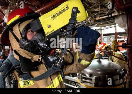 1 maggio 2017 - Oceano Pacifico - Hull Maintenance Technician 3rd Class Wane Debatin guarda attraverso una termocamera antincendio navale durante un'esercitazione simulata a bordo dell'incrociatore missilistico guidato classe Ticonderoga USS Lake Champlain (CG 57). La Marina degli Stati Uniti ha pattugliato regolarmente l'Indo-Asia-Pacifico per più di 70 anni promuovendo la pace e la sicurezza regionali. (Immagine di credito: © Nathan Serpico/US Navy via ZUMA Wire/ZUMAPRESS.com) Foto Stock