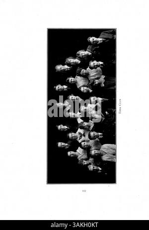 Questo annuario Liberty Tiger del 1918 della South High School documenta l'anno scolastico 1917-1918, con una particolare attenzione ai ritratti degli studenti, ai club, all'atletica leggera e alle pietre miliari della storia afroamericana. Foto Stock