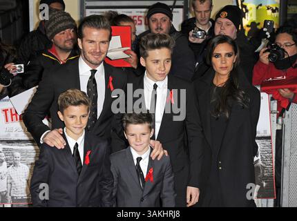 1° dicembre 2013 - Londra, Inghilterra - solo vendite USA....1 dicembre 2013, Londra....David Beckham e Victoria Beckham con i loro figli Brooklyn, Romeo e Cruz Beckham alla prima di 'The Class of 92' a Odeon West End il 1° dicembre 2013 a Londra (immagine di credito: © Famous/Ace Pictures/ZUMAPRESS.com) Foto Stock