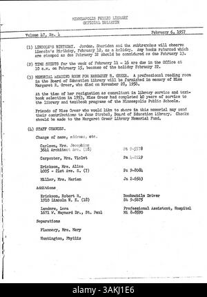 Questo bollettino settimanale per i dipendenti della Minneapolis Public Library di 1957 include aggiornamenti chiave, annunci e comunicazioni interne relative alle operazioni della biblioteca. Foto Stock