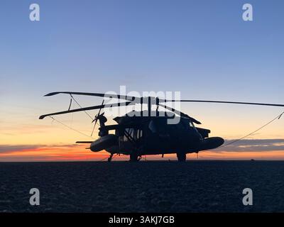 Un elicottero UH-60 Black Hawk parcheggia sulla linea di volo al tramonto a Camp Buehring, Kuwait, novembre 2020. (Foto della Guardia nazionale dell'esercito statunitense del Chief Warrant Officer 5 Rich Adams) Foto Stock