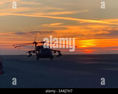 Un elicottero UH-60 Black Hawk parcheggia sulla linea di volo al tramonto a Camp Buehring, Kuwait, novembre 2020. (Foto della Guardia nazionale dell'esercito statunitense del Chief Warrant Officer 5 Rich Adams) Foto Stock