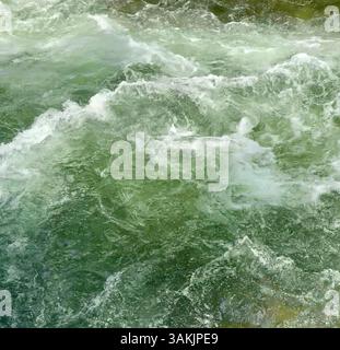 Primo piano dell'acqua fluviale in rapido movimento Foto Stock