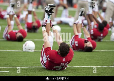 Sett. 10, 2011 - Bloomington, Indiana, Stati Uniti - UI LB Zack Shaw (#33) tratti durante il warmup pregame. UVa sconfitto Indiana 34-31 nel gioco presso il Memorial Stadium di Bloomington, Indiana. (Credito Immagine: © Dan Cavallini/Southcreek globale/ZUMAPRESS.com) Foto Stock