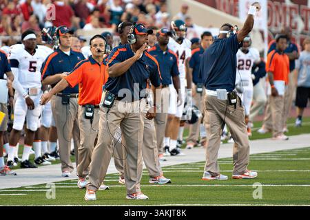 Sett. 10, 2011 - Bloomington, Indiana, Stati Uniti - UVa per gli autobus rendono il loro punto di arbitro nel secondo trimestre azione di gioco. UVa sconfitto Indiana 34-31 nel gioco presso il Memorial Stadium di Bloomington, Indiana. (Credito Immagine: © Dan Cavallini/Southcreek globale/ZUMAPRESS.com) Foto Stock