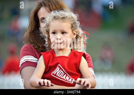 Sett. 10, 2011 - Bloomington, Indiana, STATI UNITI - I bambini di tutte le età è venuto fuori per il supporto di UI. UVa sconfitto Indiana 34-31 nel gioco presso il Memorial Stadium di Bloomington, Indiana. (Credito Immagine: © Dan Cavallini/Southcreek globale/ZUMAPRESS.com) Foto Stock
