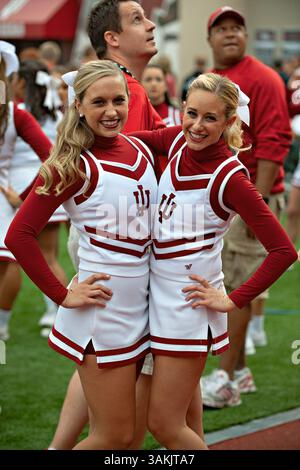 Sett. 10, 2011 - Bloomington, Indiana, Stati Uniti - UI cheerleaders prosciutto che durante le attività di pregame. UVa sconfitto Indiana 34-31 nel gioco presso il Memorial Stadium di Bloomington, Indiana. (Credito Immagine: © Dan Cavallini/Southcreek globale/ZUMAPRESS.com) Foto Stock