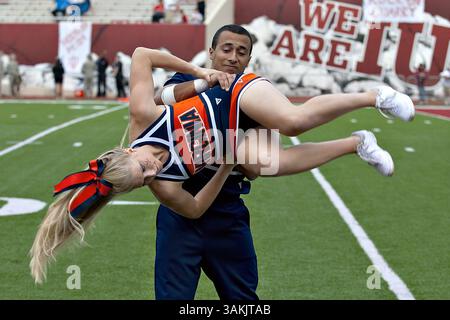 Sett. 10, 2011 - Bloomington, Indiana, Stati Uniti - Cavaliers cheerleaders volteggiano durante il pre-attività di gioco. UVa sconfitto Indiana 34-31 nel gioco presso il Memorial Stadium di Bloomington, Indiana. (Credito Immagine: © Dan Cavallini/Southcreek globale/ZUMAPRESS.com) Foto Stock
