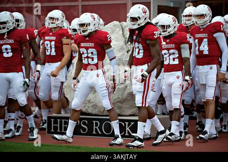 Sett. 10, 2011 - Bloomington, Indiana, Stati Uniti - UI calciatori pass ''Il Rock'' prima di iniziare il gioco. UVa sconfitto Indiana 34-31 nel gioco presso il Memorial Stadium di Bloomington, Indiana. (Credito Immagine: © Dan Cavallini/Southcreek globale/ZUMAPRESS.com) Foto Stock