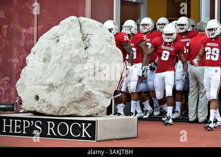 Sett. 10, 2011 - Bloomington, Indiana, Stati Uniti - UI giocatori entrano il depositata nei pressi di Hep Rock prima del calcio d'inizio. UVa sconfitto Indiana 34-31 nel gioco presso il Memorial Stadium di Bloomington, Indiana. (Credito Immagine: © Dan Cavallini/Southcreek globale/ZUMAPRESS.com) Foto Stock