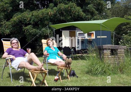 31 maggio 2009 - Utrecht, Paesi Bassi - due donne sorseggiano rosÃ© su una sedia a sdraio sul campeggio di Fort Vechten. La Nieuwe Hollandse Waterlinie (nuova linea d'acqua olandese) fu usata come linea militare di difesa e fu istituita come anello protettivo lungo circa 85 km e largo 3,5 km intorno alle città olandesi di Muiden, Utrecht, Vreeswijk e Gorinchem. Fu la principale linea di difesa olandese dal 1815 al 1940. Il principale elemento di difesa della Nieuwe Hollandse Waterlinie era l'acqua. La terra fu intenzionalmente allagata (inondata) durante i periodi di guerra per ostacolare il nemico. Uno strato d'acqua di soli 4 Foto Stock