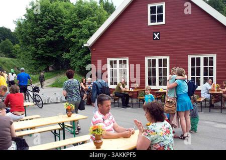 5 giu 2009 - Utrecht, Paesi Bassi - due donne si baciano a Fort Vechten, una parte della nuova linea d'acqua olandese. La Nieuwe Hollandse Waterlinie (nuova linea d'acqua olandese) fu usata come linea militare di difesa e fu istituita come anello protettivo lungo circa 85 km e largo 3,5 km intorno alle città olandesi di Muiden, Utrecht, Vreeswijk e Gorinchem. Fu la principale linea di difesa olandese dal 1815 al 1940. Il principale elemento di difesa della Nieuwe Hollandse Waterlinie era l'acqua. La terra fu intenzionalmente allagata (inondata) durante i periodi di guerra per ostacolare il nemico. Uno strato d'acqua di soli 40 Foto Stock