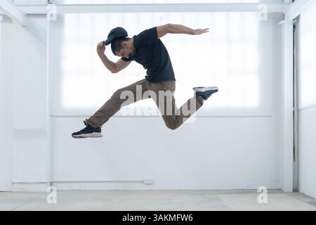 ballerina dall'aspetto accattivante fa un salto difficile Foto Stock