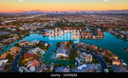 Volo delle lussuose case sul lago al tramonto a Las Vegas Foto Stock