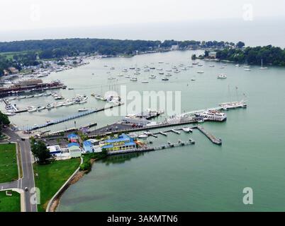 26 agosto 2013 - Put-in-Bay, OH, USA - questa vista aerea è stata presa dalla cima della Vittoria di Perry e dal Memoriale Internazionale della Pace di Put-in-Bay. La battaglia fu combattuta a 10 miglia di distanza a nord-ovest. (Immagine di credito: © Bob Downing/MCT/ZUMAPRESS.com) Foto Stock