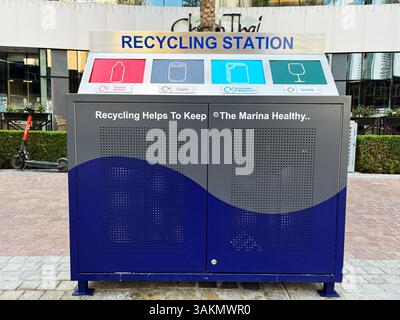 Stazione moderna per il riciclaggio di bottiglie di plastica, lattine e vetro in strada. Concetto di ecologia. Dubai, Emirati Arabi Uniti, 11 aprile 2025 Foto Stock