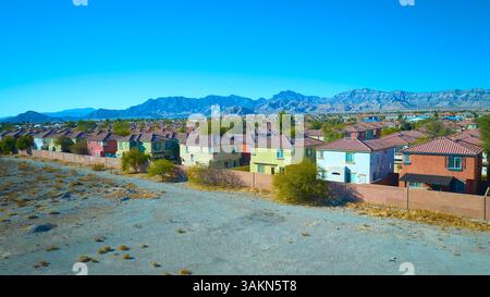 Aerea delle dimore del deserto suburbano vicino alle montagne Foto Stock