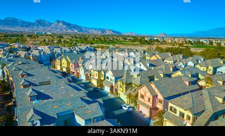 Quartiere aereo suburbano di Las Vegas con sfondo di montagna all'ora d'oro Foto Stock