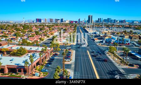 Aerea dello skyline di Las Vegas e delle vivaci strade urbane Foto Stock