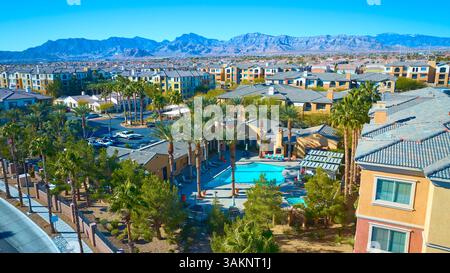 Aerial of Desert Suburban Community con piscina e sfondo di montagna Foto Stock