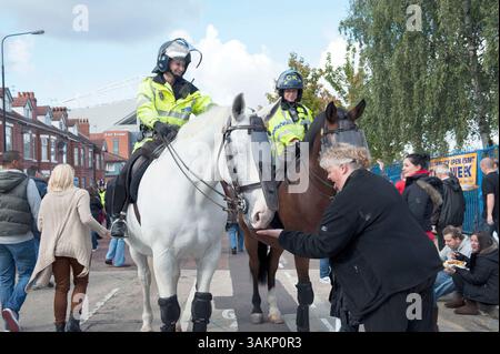 18 settembre 2011 - Manchester, Inghilterra, Regno Unito - polizia a cavallo prima della partita di calcio del Manchester United contro il Chelsea il 18 settembre 2011. Un sostenitore dà una zolletta di zucchero a un cavallo. (Immagine di credito: © Hans Van Rhoon/ZUMA Wire/ZUMAPRESS.com) Foto Stock