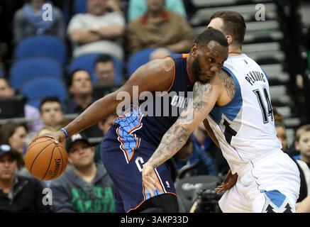 10 gennaio 2014 - Minneapolis, Minnesota, Stati Uniti - al Jefferson dei Charlotte Bobcats cerca di guidare intorno al Nikola Pekovic dei Minnesota Timberwolves, giusto, durante il primo tempo al Target Center di Minneapolis venerdì 10 gennaio 2014. (Immagine di credito: © Kyndell Harkness/MCT/ZUMAPRESS.com) Foto Stock