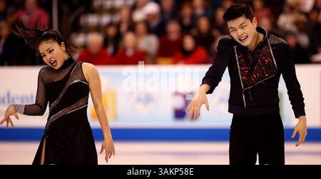 11 gennaio 2014 - BOSTON, MASSACHUSETTS - 11 GENNAIO: Maia e Alex Shibutani eseguono la loro routine con una canzone di Michael Jackson mentre gareggiano nel Championship Dance/Free Dance durante i Prudential U.S. Figure Skating Championships 2014 al TD Garden l'11 gennaio 2014 a Boston, Massachusetts. Ottennero la medaglia di bronzo per il loro sforzo. (Immagine di credito: © Daniel Anderson/ZUMAPRESS.com) Foto Stock