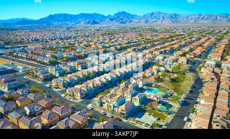 Aerea del quartiere Desert Suburban con sfondo montano Foto Stock