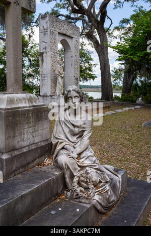 Bonaventure Cemetery, Savannah, Georgia, apparso in Midnight in the Garden of Good and Evil e considerato uno dei cimiteri più belli del mondo. Foto Stock