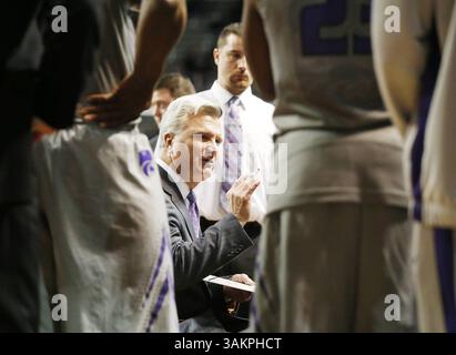 14 gennaio 2014 - Manhattan, Kansas, USA - il capo-allenatore del Kansas State Bruce Weber elabora un piano di gioco durante un time out in azione contro l'Oklahoma al Bramlage Coliseum di Manhattan, Kan., martedì 14 gennaio 2014. K-State ha vinto, 72-66. (Immagine di credito: © Bo Rader/MCT/ZUMAPRESS.com) Foto Stock