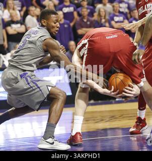 14 gennaio 2014 - Manhattan, KS, USA - Jevon Thomas, a sinistra, del Kansas State, cerca di prendere la palla da Ryan Splangler dell'Oklahoma al Bramlage Coliseum di Manhattan, Kan., martedì 14 gennaio 2014. K-State ha vinto, 72-66. (Immagine di credito: © Bo Rader/MCT/ZUMAPRESS.com) Foto Stock