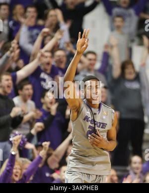14 gennaio 2014 - Manhattan, Kansas, USA - Wesley Iwundu del Kansas State segnala un tiro di 3 punti nel primo tempo contro Oklahoma al Bramlage Coliseum di Manhattan, Kan., martedì 14 gennaio 2014. K-State ha vinto, 72-66. (Immagine di credito: © Bo Rader/MCT/ZUMAPRESS.com) Foto Stock