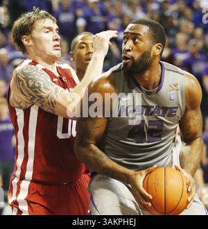 14 gennaio 2014 - Manhattan, KS, USA - Thomas Gipson (42) del Kansas State viene messo sotto pressione da Ryan Spangler dell'Oklahoma sotto il cesto al Bramlage Coliseum di Manhattan, Kan., martedì 14 gennaio 2014. K-State ha vinto, 72-66. (Immagine di credito: © Bo Rader/MCT/ZUMAPRESS.com) Foto Stock