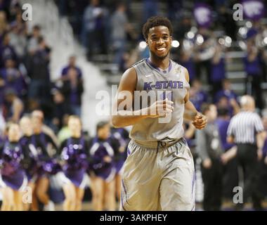 14 gennaio 2014 - Manhattan, KS, USA - Nino Williams (11) del Kansas State corre fuori dal campo dopo una vittoria del 72-66 contro Oklahoma al Bramlage Coliseum di Manhattan, Kan., martedì 14 gennaio 2014. (Immagine di credito: © Bo Rader/MCT/ZUMAPRESS.com) Foto Stock
