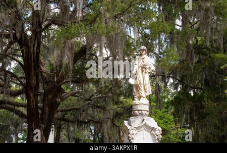 Bonaventure Cemetery, Savannah, Georgia, apparso in Midnight in the Garden of Good and Evil e considerato uno dei cimiteri più belli del mondo. Foto Stock