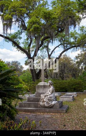 Bonaventure Cemetery, Savannah, Georgia, apparso in Midnight in the Garden of Good and Evil e considerato uno dei cimiteri più belli del mondo. Foto Stock