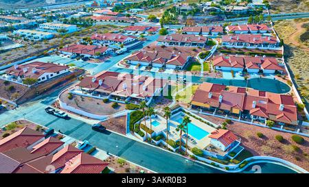 Oasi aerea del deserto suburbano con tetti rossi e piscina in Nevada Foto Stock