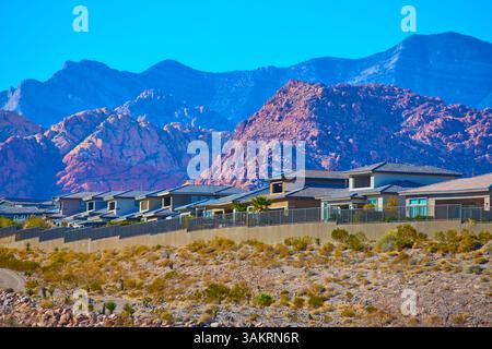 Moderno sobborgo del deserto con volo in montagna sullo sfondo Foto Stock
