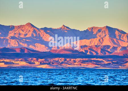 Golden Hour Reflections presso il lago Mead con vista sulle montagne Foto Stock